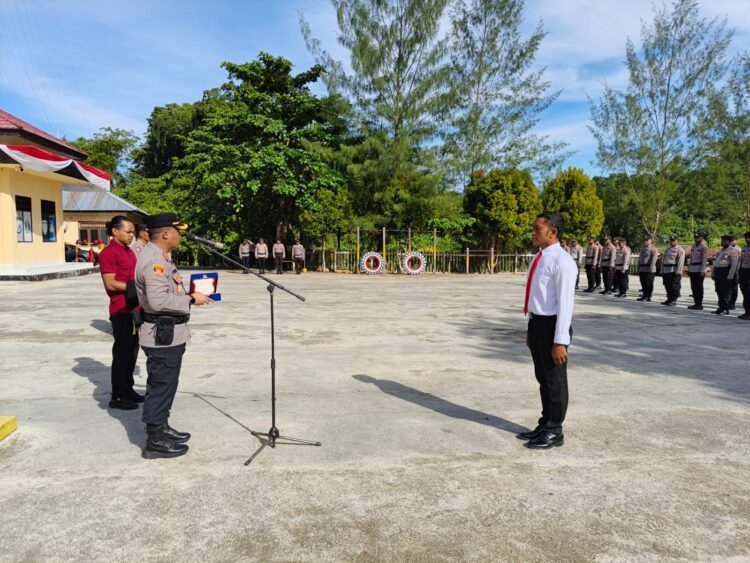 Kapolres Sarmi Serahkan Penghargaan Lomba Kampung Bebas Narkoba dari Kapolda Papua