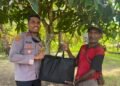 Kapolsek Pantai Barat Sambangi Kampung dan Serahkan Tali Asih kepada Ondoafi, Perkuat Sinergi Jaga Kamtibmas