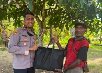 Kapolsek Pantai Barat Sambangi Kampung dan Serahkan Tali Asih kepada Ondoafi, Perkuat Sinergi Jaga Kamtibmas