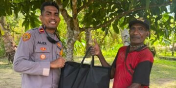 Kapolsek Pantai Barat Sambangi Kampung dan Serahkan Tali Asih kepada Ondoafi, Perkuat Sinergi Jaga Kamtibmas