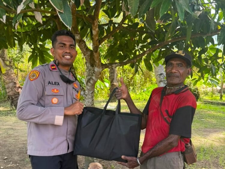 Kapolsek Pantai Barat Sambangi Kampung dan Serahkan Tali Asih kepada Ondoafi, Perkuat Sinergi Jaga Kamtibmas