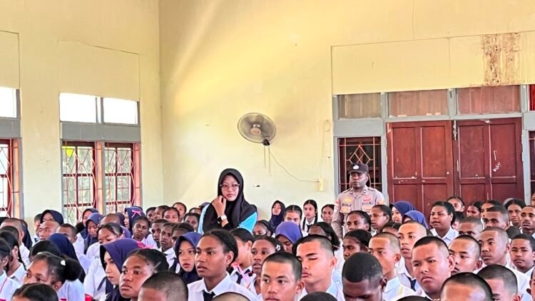 Sat Binmas Polres Sarmi Berikan Edukasi Hukum dan Bahaya Narkoba kepada Siswa Baru SMAN 1 Sarmi