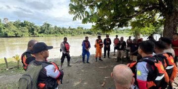 Sat Polairud Polres Sarmi Bersama Tim SAR Gabungan Lanjutkan Pencarian Korban Tenggelam di Sungai Tor