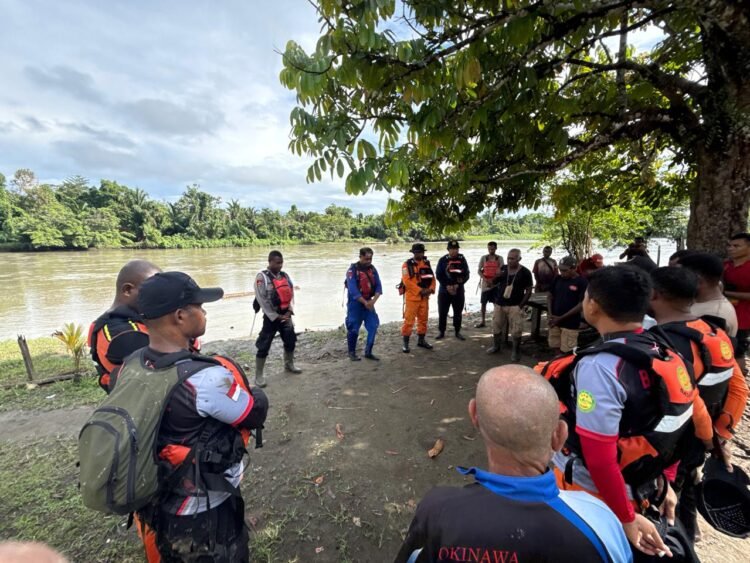 Sat Polairud Polres Sarmi Bersama Tim SAR Gabungan Lanjutkan Pencarian Korban Tenggelam di Sungai Tor