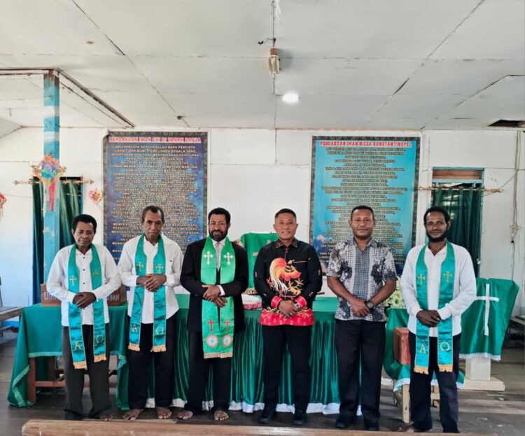Wujud Kepedulian Polri, Polsek Bonggo Serahkan Bantuan untuk Pembangunan Gereja di Bonggo Timur