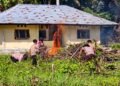 Rawat Aset Polri, Personel Polsek Bonggo Gotong Royong Bersihkan Pos Polisi Bonggo Timur