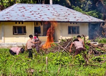 Rawat Aset Polri, Personel Polsek Bonggo Gotong Royong Bersihkan Pos Polisi Bonggo Timur
