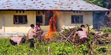 Rawat Aset Polri, Personel Polsek Bonggo Gotong Royong Bersihkan Pos Polisi Bonggo Timur