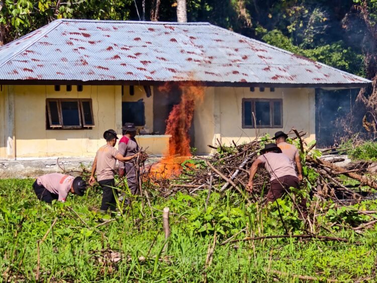 Rawat Aset Polri, Personel Polsek Bonggo Gotong Royong Bersihkan Pos Polisi Bonggo Timur