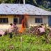 Rawat Aset Polri, Personel Polsek Bonggo Gotong Royong Bersihkan Pos Polisi Bonggo Timur