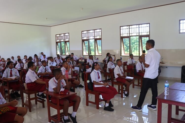 Antusiasme Warnai Sosialisasi Bahaya Narkoba dan Miras yang Digelar Satresnarkoba Polres Sarmi di SMP YPPK St. Paulus Sarmi