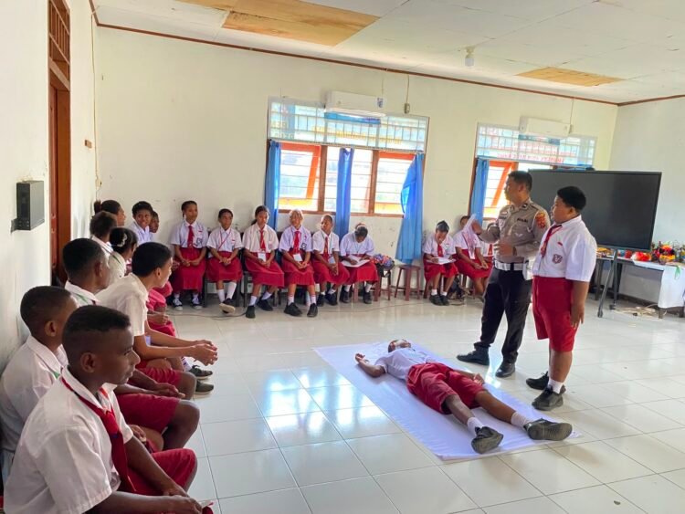 Tanamkan Budaya Tertib Berlalu Lintas Sejak Dini, Satlantas Polres Sarmi Edukasi Siswa SD Kasukwe