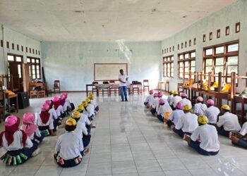 Polsek Bonggo Bekali Calon Siswa SMK Negeri 5 Sarmi dengan Materi Hukum, Bahaya Narkoba, dan PBB