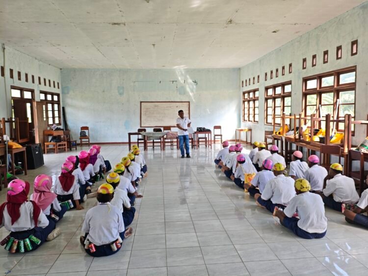 Polsek Bonggo Bekali Calon Siswa SMK Negeri 5 Sarmi dengan Materi Hukum, Bahaya Narkoba, dan PBB