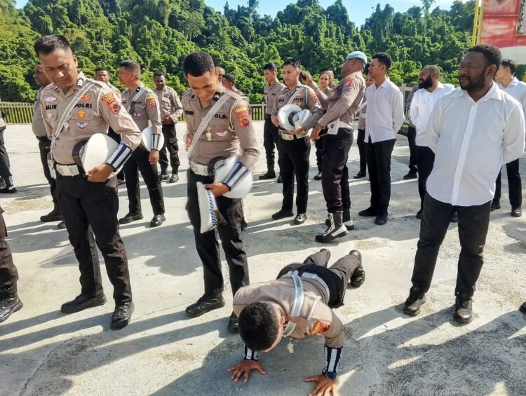 Disiplin Dimulai dari Penampilan, Sipropam Polres Sarmi Gelar Pemeriksaan Sikap Tampang Personel