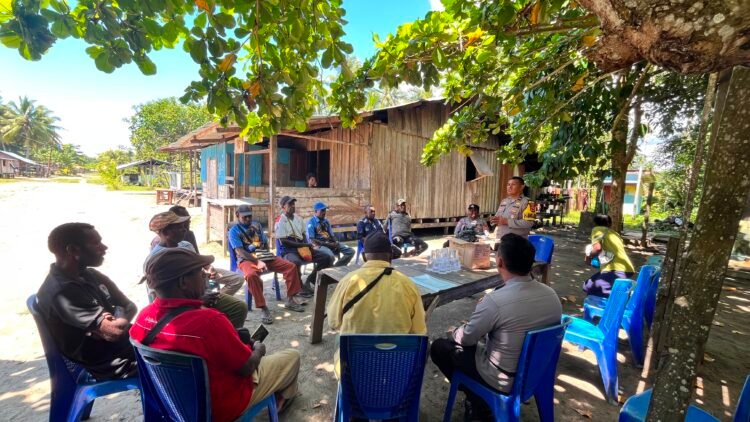 Sat Binmas Polres Sarmi Perkuat Peran FKPM melalui Pembinaan di Kampung Amsira