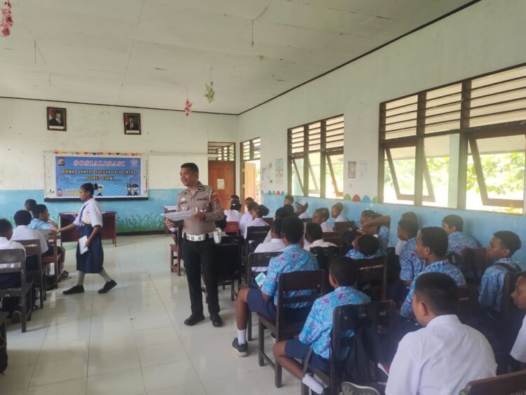 Cegah Kecelakaan Sejak Dini, Satlantas Polres Sarmi Bekali Pelajar dengan Edukasi Keselamatan Berlalu Lintas