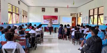 Sat Binmas Polres Sarmi Tanamkan Kesadaran Hukum dan Etika Bermedia Sosial kepada Pelajar SMP Satap Kasukwe