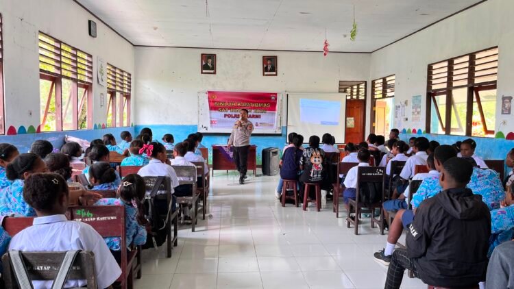 Sat Binmas Polres Sarmi Tanamkan Kesadaran Hukum dan Etika Bermedia Sosial kepada Pelajar SMP Satap Kasukwe