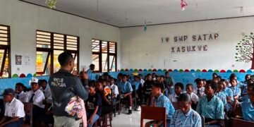 Sat Binmas Polres Sarmi Tanamkan Kesadaran Hukum dan Etika Bermedia Sosial kepada Pelajar SMP Satap Kasukwe