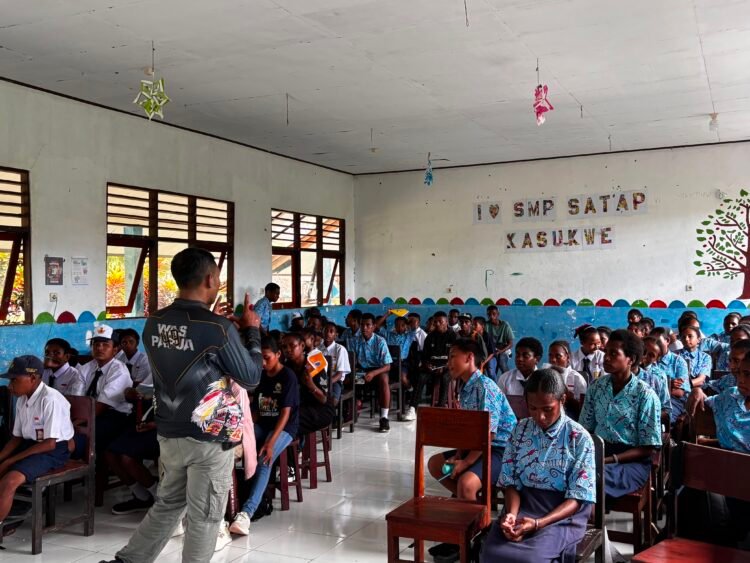 Sat Binmas Polres Sarmi Tanamkan Kesadaran Hukum dan Etika Bermedia Sosial kepada Pelajar SMP Satap Kasukwe