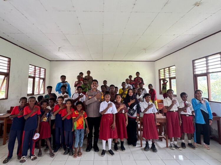 Tanamkan Kesadaran Sejak Dini, Kapolsek Pantai Barat Sosialisasikan Bahaya Narkoba kepada Pelajar Martewar