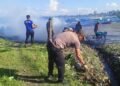 Sambut HUT ke-81 RI, Satpolairud Polres Sarmi Bersama Nelayan Nusantara Bersihkan Pantai Kali Bagre