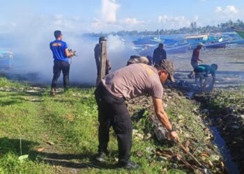 Sambut HUT ke-81 RI, Satpolairud Polres Sarmi Bersama Nelayan Nusantara Bersihkan Pantai Kali Bagre