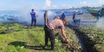 Sambut HUT ke-81 RI, Satpolairud Polres Sarmi Bersama Nelayan Nusantara Bersihkan Pantai Kali Bagre