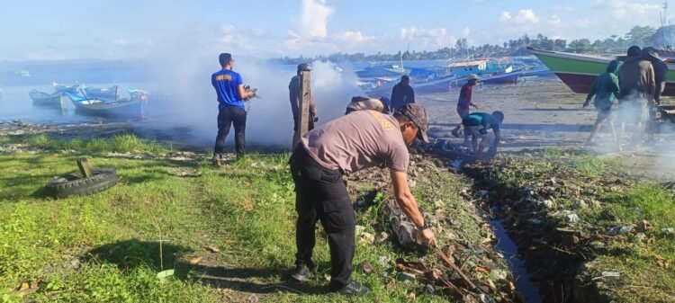 Sambut HUT ke-81 RI, Satpolairud Polres Sarmi Bersama Nelayan Nusantara Bersihkan Pantai Kali Bagre