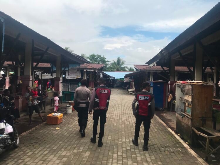Sat Samapta Polres Sarmi Perkuat Harkamtibmas Melalui Patroli Dialogis di Pasar Sentral Mararena