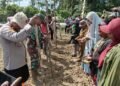 Polri Hadir Dukung Ketahanan Pangan, Kapolsek Bonggo Ikut Tanam dan Panen Bersama Petani Tetom Jaya