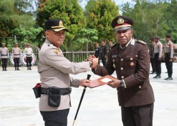 Kapolres Sarmi Pimpin Prosesi Wisuda Purna Bakti, Pengabdian AKP Yulianus Mapeni Kim, SE Diabadikan dengan Penuh Kehormatan