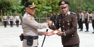 Kapolres Sarmi Pimpin Prosesi Wisuda Purna Bakti, Pengabdian AKP Yulianus Mapeni Kim, SE Diabadikan dengan Penuh Kehormatan