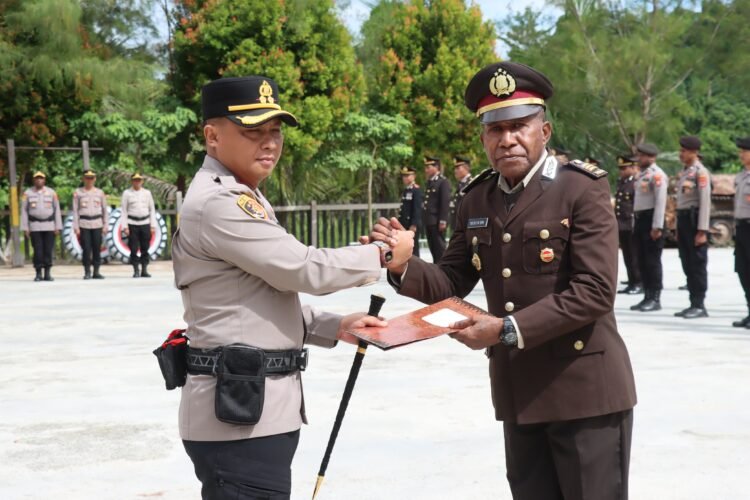 Kapolres Sarmi Pimpin Prosesi Wisuda Purna Bakti, Pengabdian AKP Yulianus Mapeni Kim, SE Diabadikan dengan Penuh Kehormatan