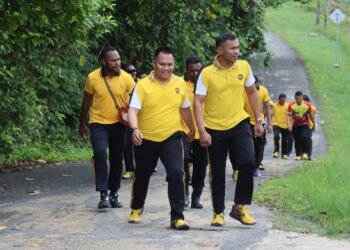 Jaga Stamina dan Perkuat Soliditas, Personel Polres Sarmi Semangat Ikuti Olahraga Pagi