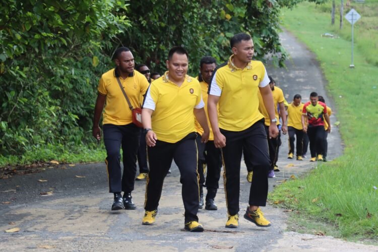 Jaga Stamina dan Perkuat Soliditas, Personel Polres Sarmi Semangat Ikuti Olahraga Pagi