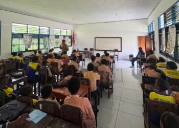 Lindungi Masa Depan Generasi Muda, Kapolsek Pantai Barat Berikan Penyuluhan Narkoba dan Hukum di SMP Negeri 1 Webro