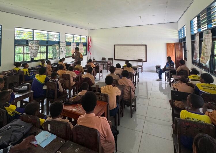 Lindungi Masa Depan Generasi Muda, Kapolsek Pantai Barat Berikan Penyuluhan Narkoba dan Hukum di SMP Negeri 1 Webro