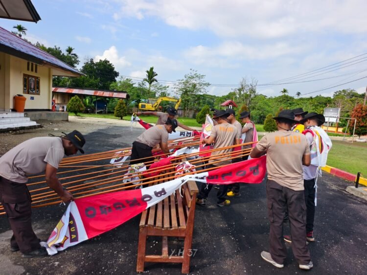 Semarakkan HUT ke-81 Kemerdekaan RI, Polsek Bonggo Laksanakan Pemasangan Umbul-Umbul dan Bendera Merah Putih