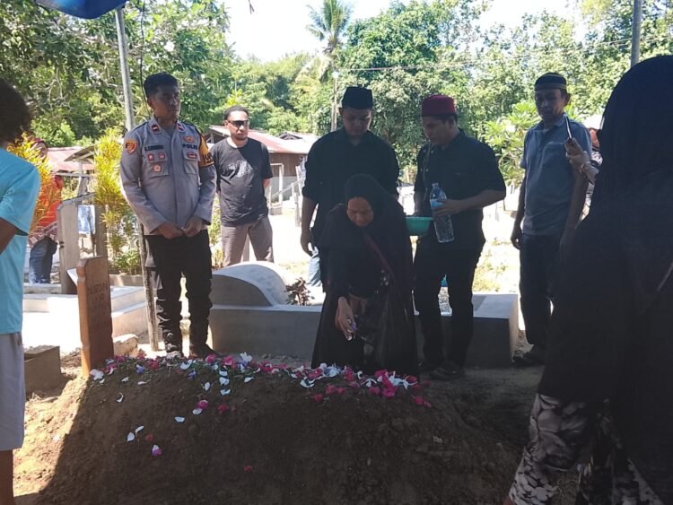 Wujud Solidaritas Keluarga Besar Polri, Kapolsek Pantai Barat Hadiri Rumah Duka Bapak dari Anggota Polsek Pantai Barat
