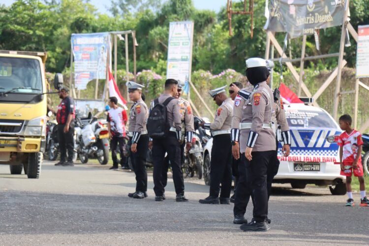 Satlantas Polres Sarmi Laksanakan Pengamanan dan Pengawalan Kirab Bendera Merah Putih Sambut HUT ke-81 Kemerdekaan RI