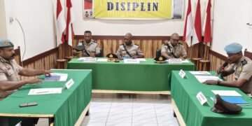 Tegakkan Disiplin Tanpa Kompromi, Wakapolres Sarmi Pimpin Sidang Dua Personel Pelanggar