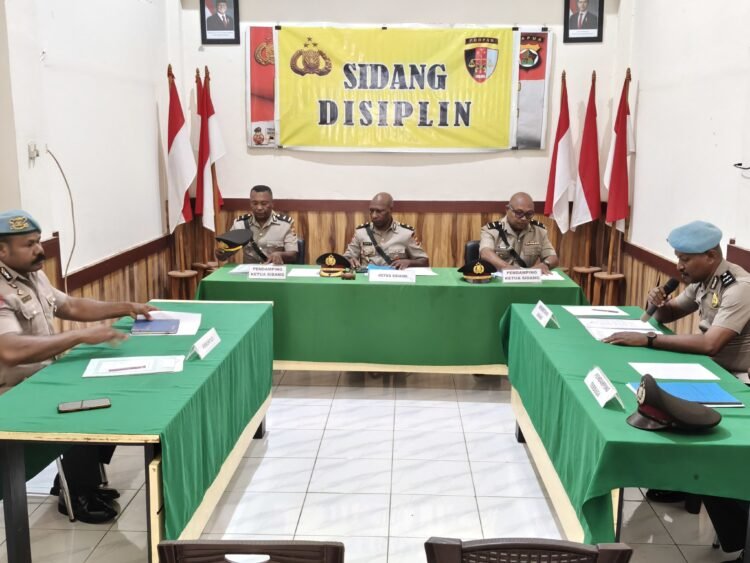 Tegakkan Disiplin Tanpa Kompromi, Wakapolres Sarmi Pimpin Sidang Dua Personel Pelanggar