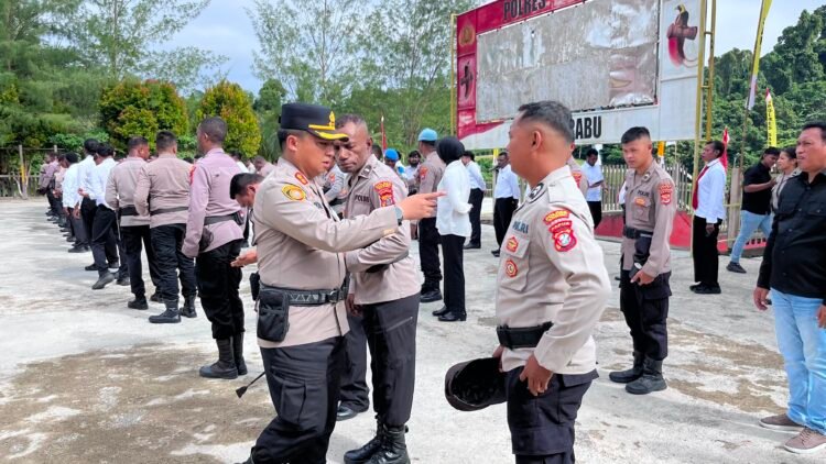 Jaga Wibawa Institusi, Kapolres Sarmi Turun Langsung Cek Disiplin Personel