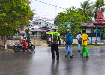 Hadir di Tengah Kesibukan Pagi, Sat Lantas Polres Sarmi Kawal Kelancaran Arus Lalu Lintas