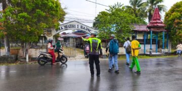 Hadir di Tengah Kesibukan Pagi, Sat Lantas Polres Sarmi Kawal Kelancaran Arus Lalu Lintas