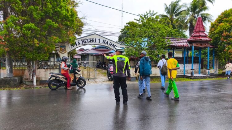 Hadir di Tengah Kesibukan Pagi, Sat Lantas Polres Sarmi Kawal Kelancaran Arus Lalu Lintas