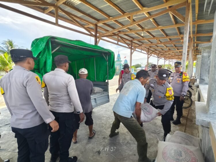 Peduli Rumah Ibadah, Polsek Bonggo Salurkan 15 Sak Semen untuk Pembangunan Masjid Al-Mujahirin