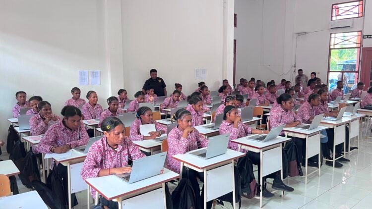 Polres Sarmi Edukasi Pelajar SRMA 42 tentang Pemanfaatan AI yang Cerdas dan Bijak